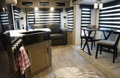 Girvin House | Water Front * Deep Water Dock * Fishing * Spectacular Views * RV Experience