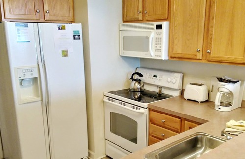 Huddleston Resort | Water front king beds resort w/ amenities at Mariners Landing