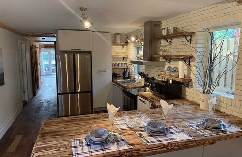 Sainte-Agathe-des-Monts Ski Chalet | Waterfront cottage with private spa, blending rustic and contemporary charm.