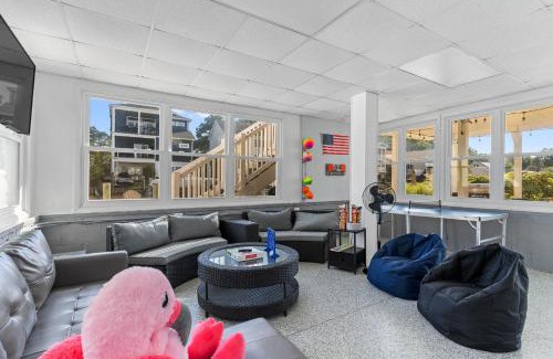 Berlin House | Waterfront 4BR w Dock & Kids Rec Room