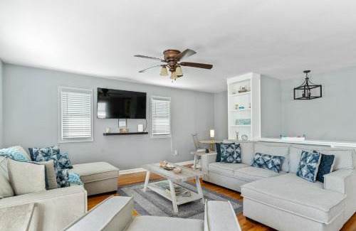 Berlin House | Waterfront 4BR w Dock & Kids Rec Room