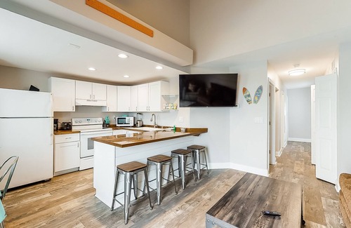 Midtown Ocean City Cottage | Waterfront beach cottage w/full kitchen, cable, free WiFi - close to the beach
