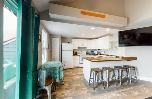 Midtown Ocean City Cottage | Waterfront beach cottage w/full kitchen, cable, free WiFi - close to the beach