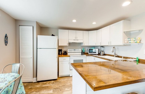 Midtown Ocean City Cottage | Waterfront beach cottage w/full kitchen, cable, free WiFi - close to the beach