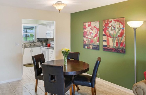 Flor-a-mar House | Waterfront Cottage, 2 bd, 1 Ba, Tandem Kayak, 2 SUPs, 4 Bikes, Dock and Lift