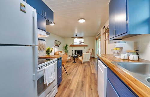 Pullman Cottage | Waterfront Deck! Chic Lower Scott Lake Cottage