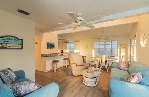 Key Largo House | Waterfront Home, Boat Dock, Sunset View, Kayaks, Fire Pit, 3 Bedrooms, 2 baths