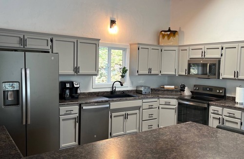 Lakehead House | Waterfront home on Shasta Lake- Bar, Pool Table, Hot Tub, Boat Parking