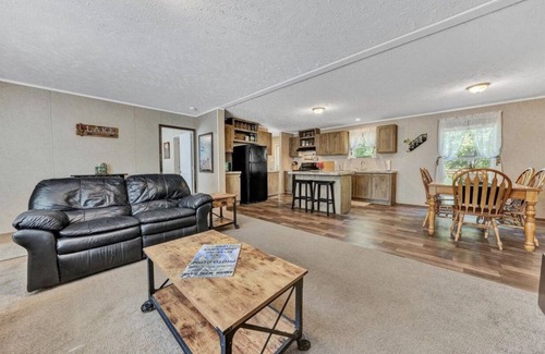 Goodview House | Waterfront home with 3 bedrooms and free parking