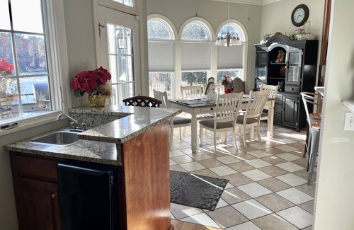 Guntersville House | WATERFRONT kayaks, paddleboat & Beautiful Mountain Views, convenient to shopping