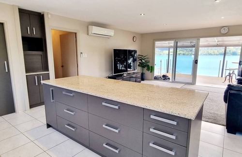 Raglan Apartment | Waterfront Location holiday accommodation