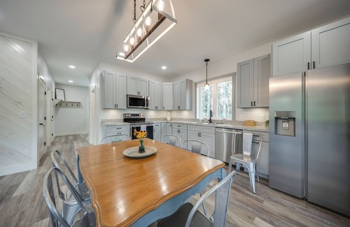 New Albany House | Waterfront New Albany Retreat w/Therapy Animals