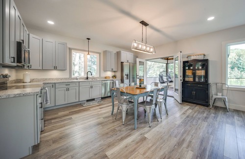 New Albany House | Waterfront New Albany Retreat w/Therapy Animals