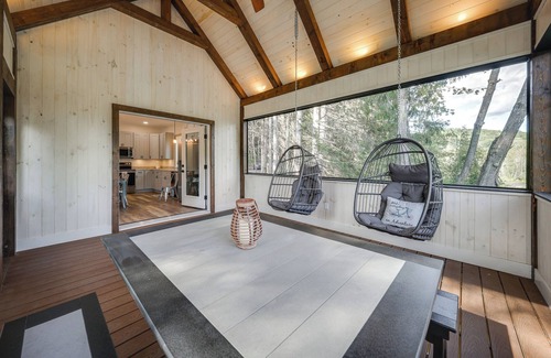 New Albany House | Waterfront New Albany Retreat w/Therapy Animals