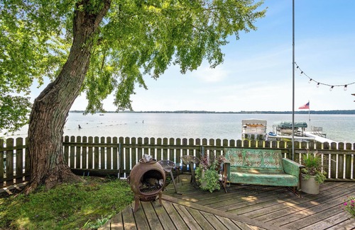 Lake Mills House | Waterfront ~On Rock Lake ~ Firepit ~ Fishing