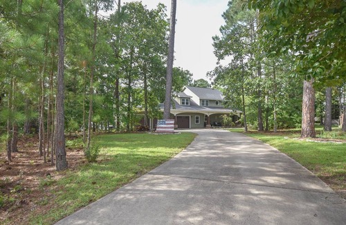 Olivia House | WATERFRONT & PET FRIENDLY! Beautiful Lakefront Home Near Golf and Fort Bragg