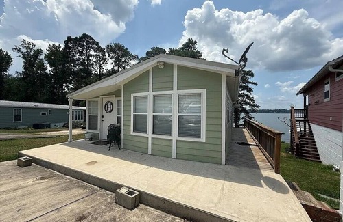 Georgetown House | Waterfront! Prime Location, Clean, Swimming Pool, Fishing Dock, WIFI