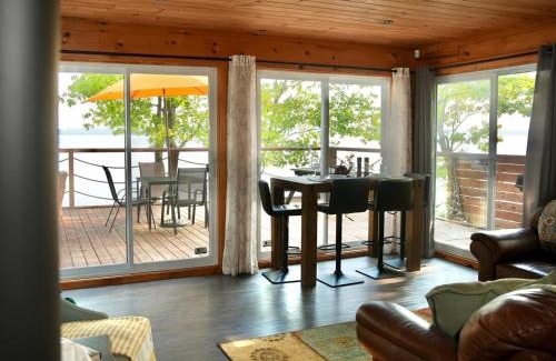 Mansfield-et-Pontefract Ski Chalet | Waterfront Retreat Near Coulonge Falls with Sauna