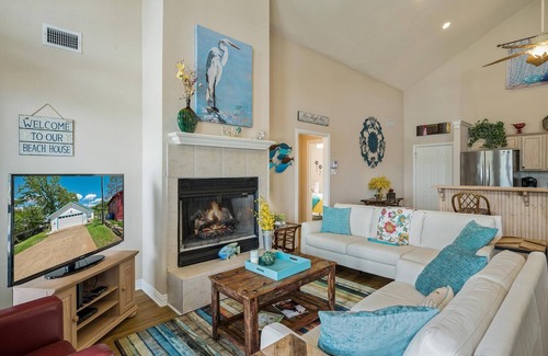 Tool House | WATERFRONT, sun rises, gated yard, spacious porch, 1 story - Serenity!