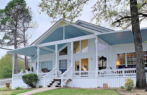 Tool House | WATERFRONT, sun rises, gated yard, spacious porch, 1 story - Serenity!