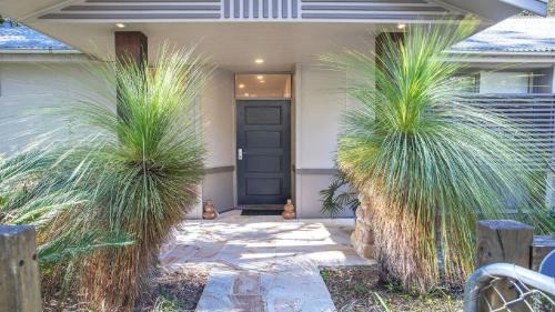 Pearl Beach House | Waters Edge - Pet Friendly Holiday Home