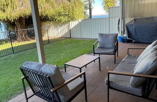 Mulwala House | Waterside Mulwala waterfront house with small boat ramp and jetty