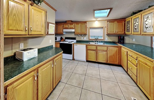 Put-in-Bay Cabin | Weekend Warrior Special Bring 10 ppl & Relax in a 3 BR 2 BA Home - PIB - IC98