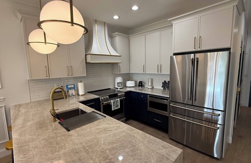 Northeast South Bend Condo | Welcome to Golden Dome Retreat! Less than 3/4 mile from campus -Luxury condo!