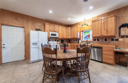 Liberty Hill House | Welcome to Grizzly Acres! Far out; close by! Secluded barndo/house near Austin!