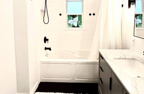 Royal Pines House | Welcome to the Acorn Cottage minutes from Biltmore & Asheville attractions!