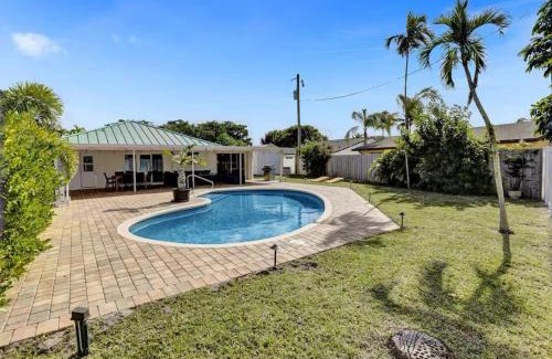 Tropic Palms House | Welcome to the Leaf House