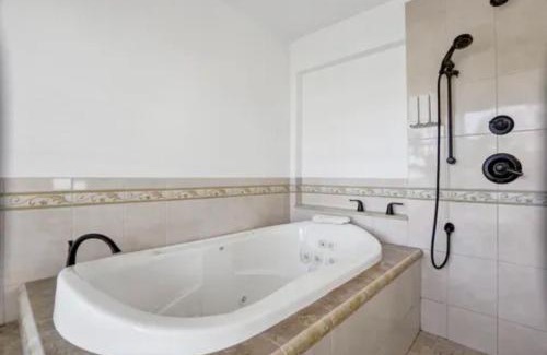 Tropic Palms House | Welcome to the Leaf House