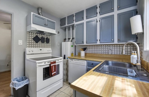 Victory Hills House | Welcome to The Lobo Den