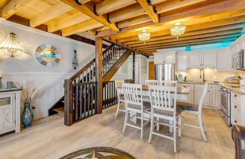 Central Okanagan House | Welcome to The Secret Point, your private lakeside haven nestled down Westside Road