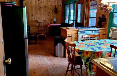 North Frontenac Cottage | WELCOME TO WE BEE ON THE LAKEnIDEAL FOR FAMILY GETAWAYS & PET FRIENDLY ❤️ nnn