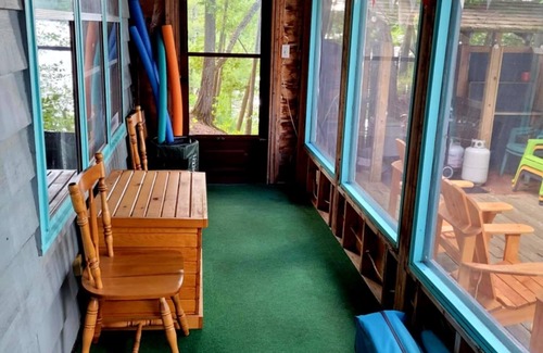 North Frontenac Cottage | WELCOME TO WE BEE ON THE LAKEnIDEAL FOR FAMILY GETAWAYS & PET FRIENDLY ❤️ nnn