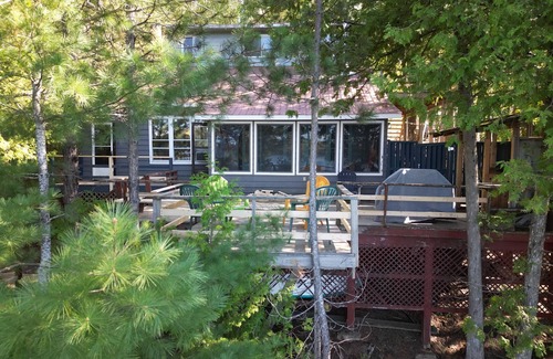 North Frontenac Cottage | WELCOME TO WE BEE ON THE LAKEnIDEAL FOR FAMILY GETAWAYS & PET FRIENDLY ❤️ nnn