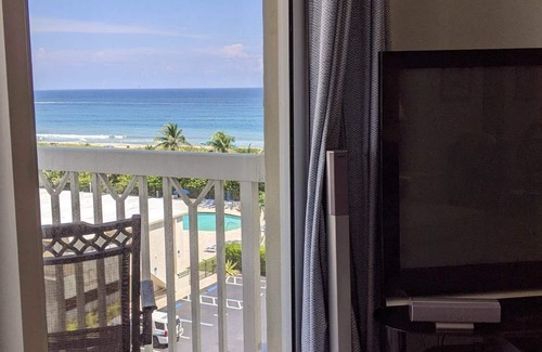 Palm Beach Shores Condo | Welcome to your Private Beach!