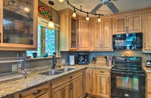 Berryville House | Welcome to Your Retreat by the Lake!