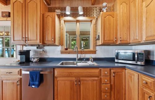 Pointe Aux Pins House | Welcoming 3-bedroom Bridge View Villa house in Bois Blanc Island