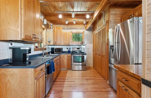 Pointe Aux Pins House | Welcoming 3-bedroom Bridge View Villa house in Bois Blanc Island
