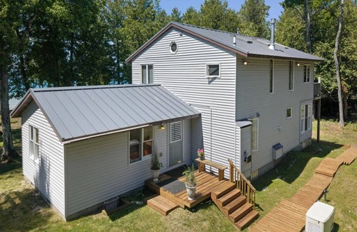 Pointe Aux Pins House | Welcoming 3-bedroom Bridge View Villa house in Bois Blanc Island