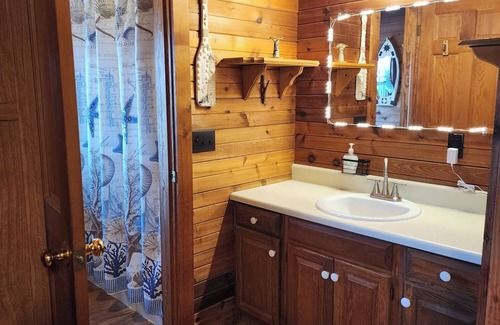 Columbia Cabin | Welcoming Hooks Hideaway-The Cabin on the Albemarle Sound