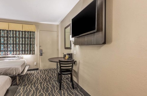 West Memphis Hotel | Welcoming Stay for Budget Travelers | Right off Interstate-40, Free Parking