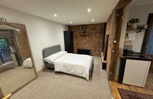 Southwick Apartment | Welcoming studio with WiFi in vibrant Brighton and Hove