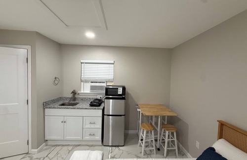 Warrington Apartment | Welcoming studio with AC near Downtown and NAS.