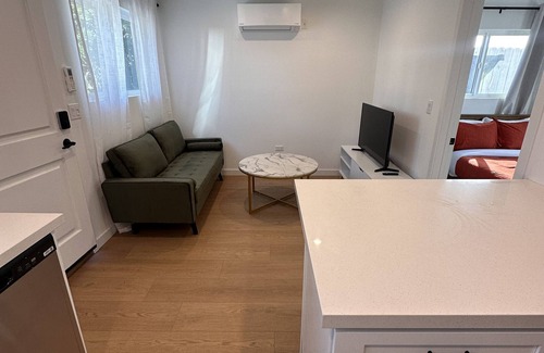 Park Mesa Heights House | Well Lit & Charming Pet Friendly 1 bed, 1 bath Home Near LAX, Culver City, Sofi