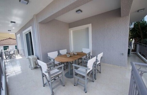 Kariotai Apartment | Well located 2BR apartment in Lefkada