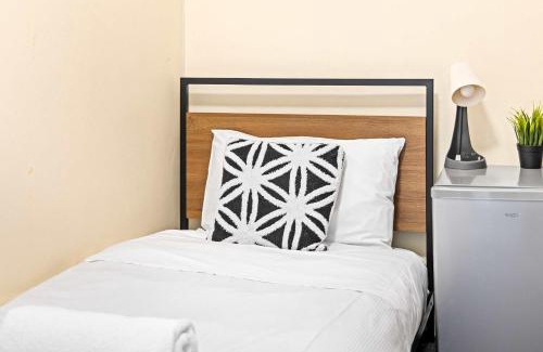 Auburn House | Well-Located Single Room in Auburn - Near Station and Shops - Shared Bathroom