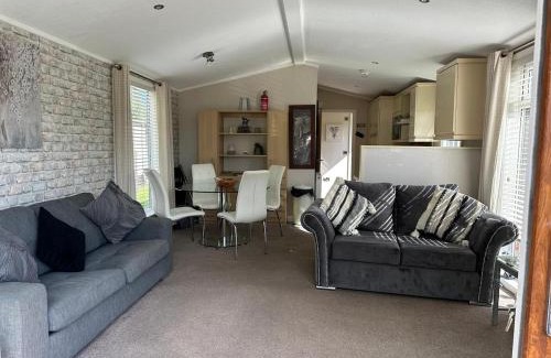 Wisbech House | Wentworth Lodge